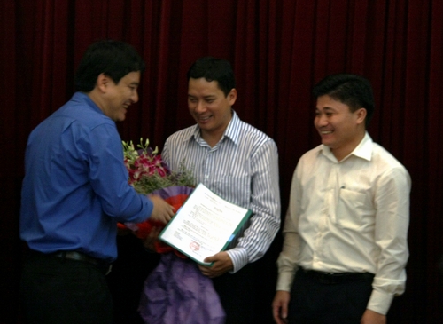 Đồng chí Nguyễn Đắc Vinh trao quyết định bổ nhiệm và phân công công tác cho hai đồng chí Lê Quang Tự Do và Lý Văn Thành